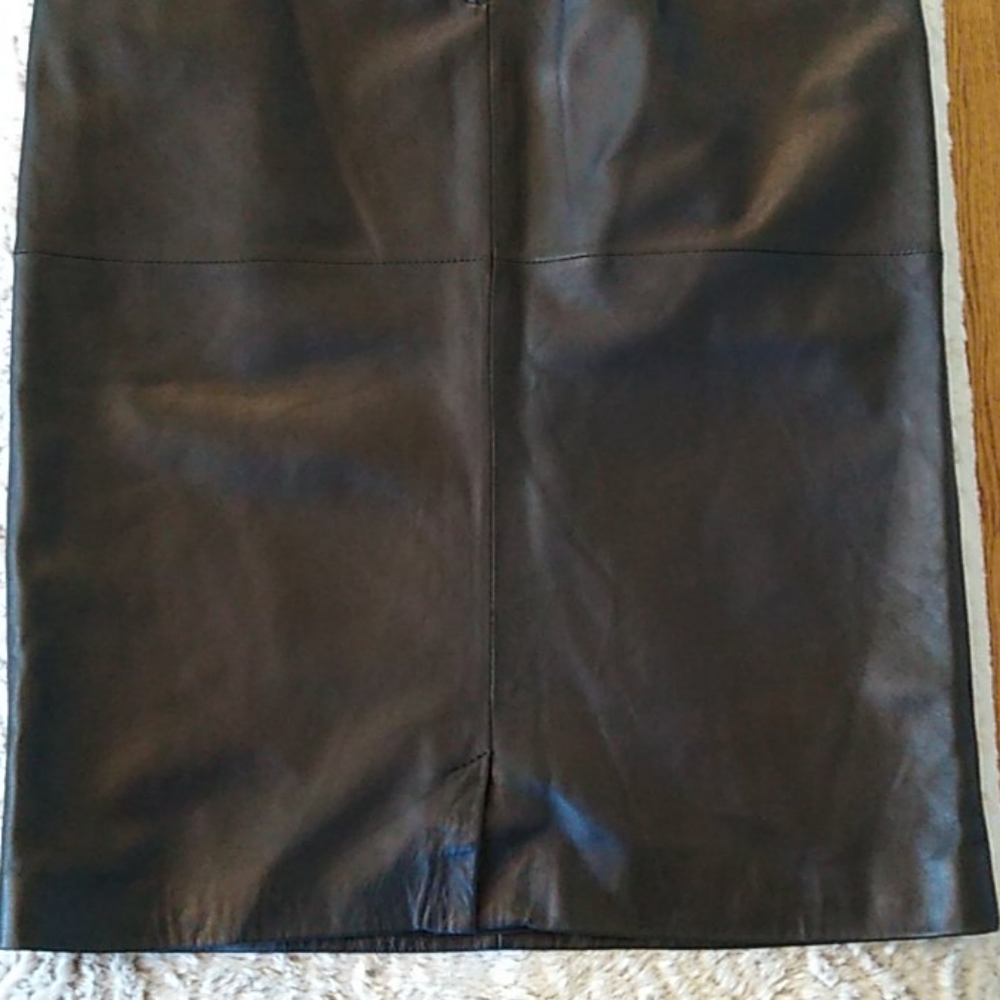 Exquisite Valentino Leather Skirt - Picture 12 of 16